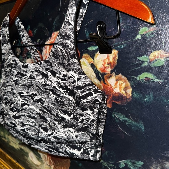 Lululemon Women Nami Wave White Black Print Energy Bra Luxtreme Strappy Top 10 - Picture 2 of 4